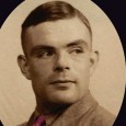 1954. Le mathématicien Alan Turing est retrouvé sans vie à son domicile. À son chevet, une pomme croquée imbibée de cyanure laisse croire à un suicide, explication qui semble satisfaire […]