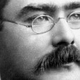 Dans l’éternel série de l’arroseur arrosé, un exercice attire particulièrement les auteurs de polars historiques : mettre en scène un de leurs écrivains favoris. Rudyard Kipling s’est fait prendre à […]